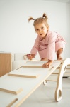 Mały drewniany bujak Montessori dla dziecka