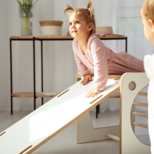 kostka_wielozadaniowa_montessori_ze_zjezdzalnia7.png