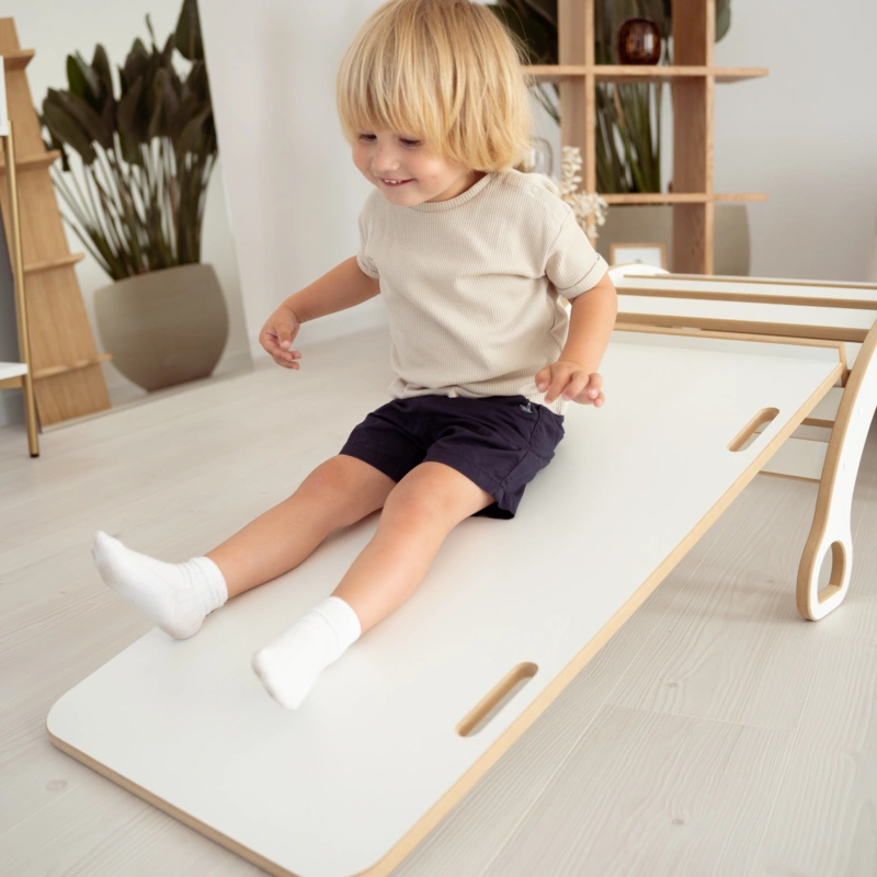 bujak_montessori_l_ze_zjezdzalnia3.png