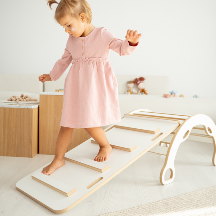 bujak_montessori_l_ze_zjezdzalnia1.png