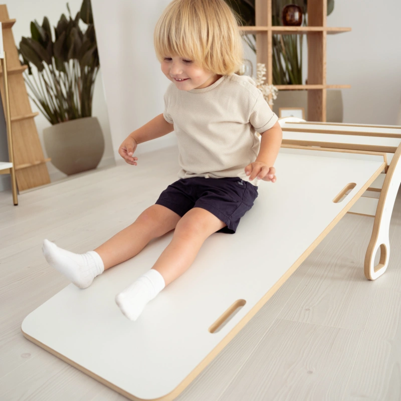 bujak_montessori_l_ze_zjezdzalnia3.png